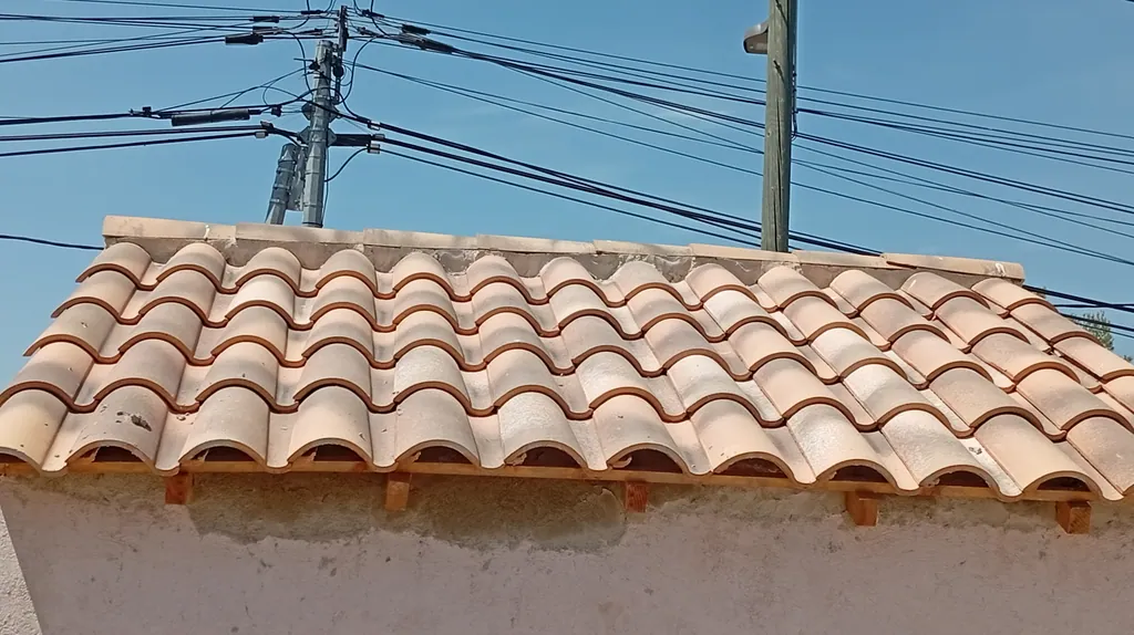 Pose de tuile canal en cours — maison plain-pied Les Pennes-Mirabeau